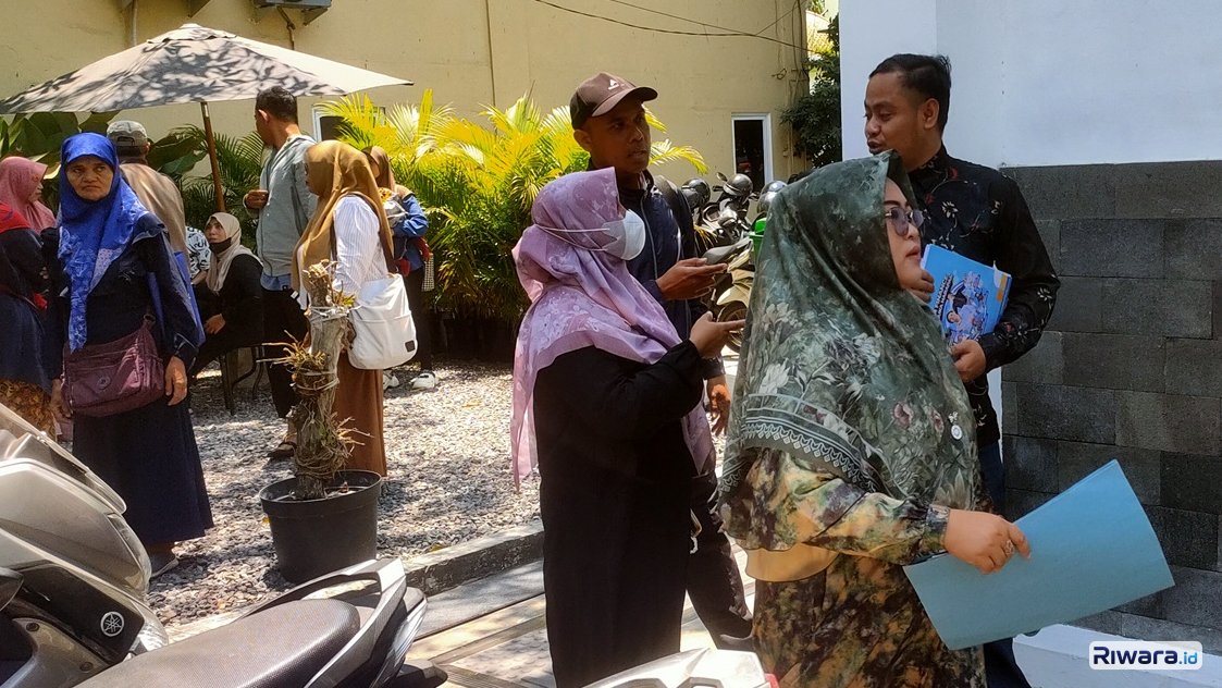 Calon jemaah umroh yang merasakan dirugikan melaporkan biro perjalanan PT Annisa Ahmada Travelindo  ke Polda Jatim